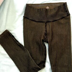 Good American women’s leggings 💚